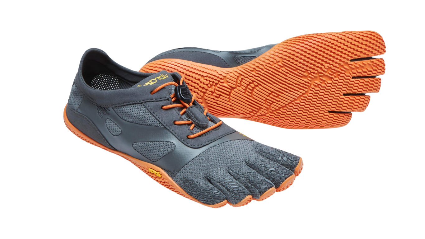 Barfußschuh für Erwachsene mit Schnürung, fünf einzelnen Zehenkammern und profilierter Sohle als Paar, schräge Vorderansicht