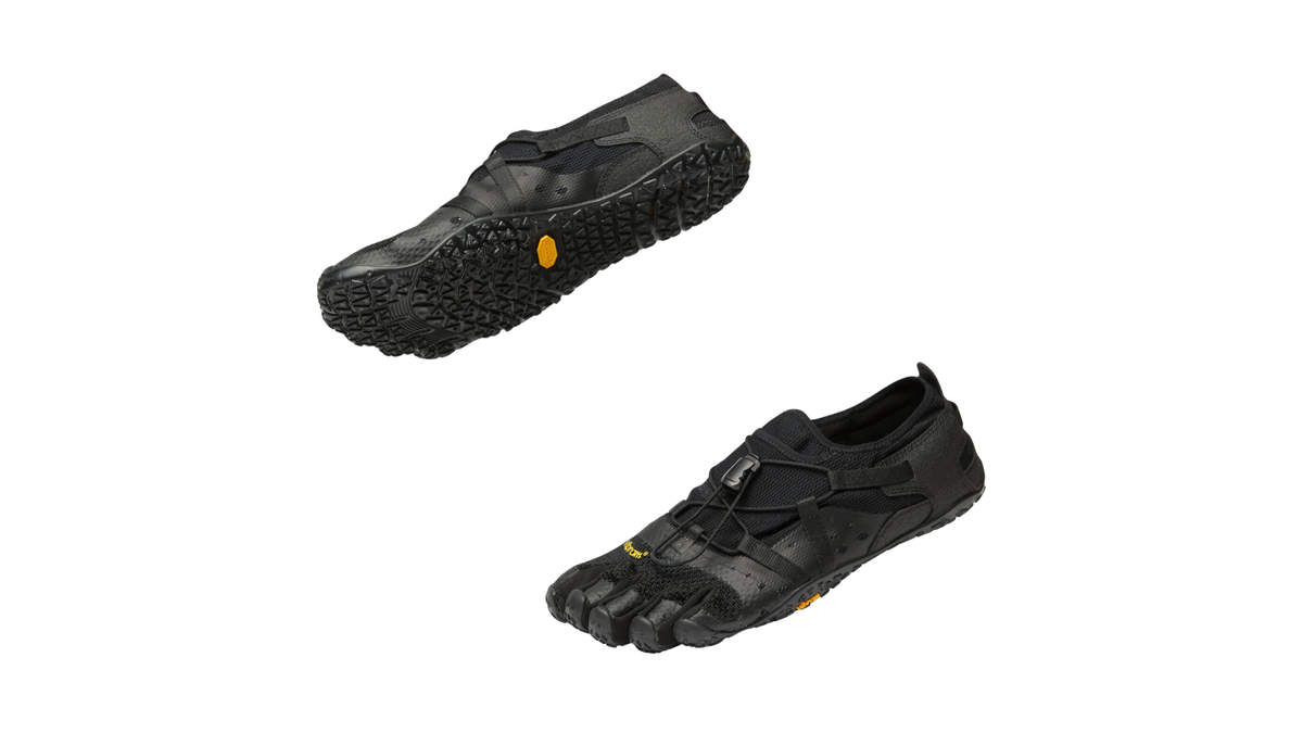 Zehenschuh mit separaten Zehenfächern, Schnellverschluss, seitlichen Riemen und offener Ferse, Ansicht von unten und Seitenansicht, Paar