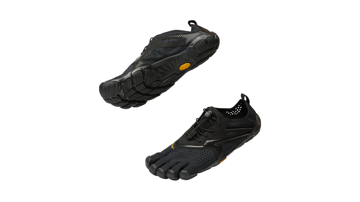 Zehenschuh mit separaten Zehenfächern, Schnellverschluss, Perforationen und geschlossener Ferse, Ansicht von unten und Seitenansicht als Paar