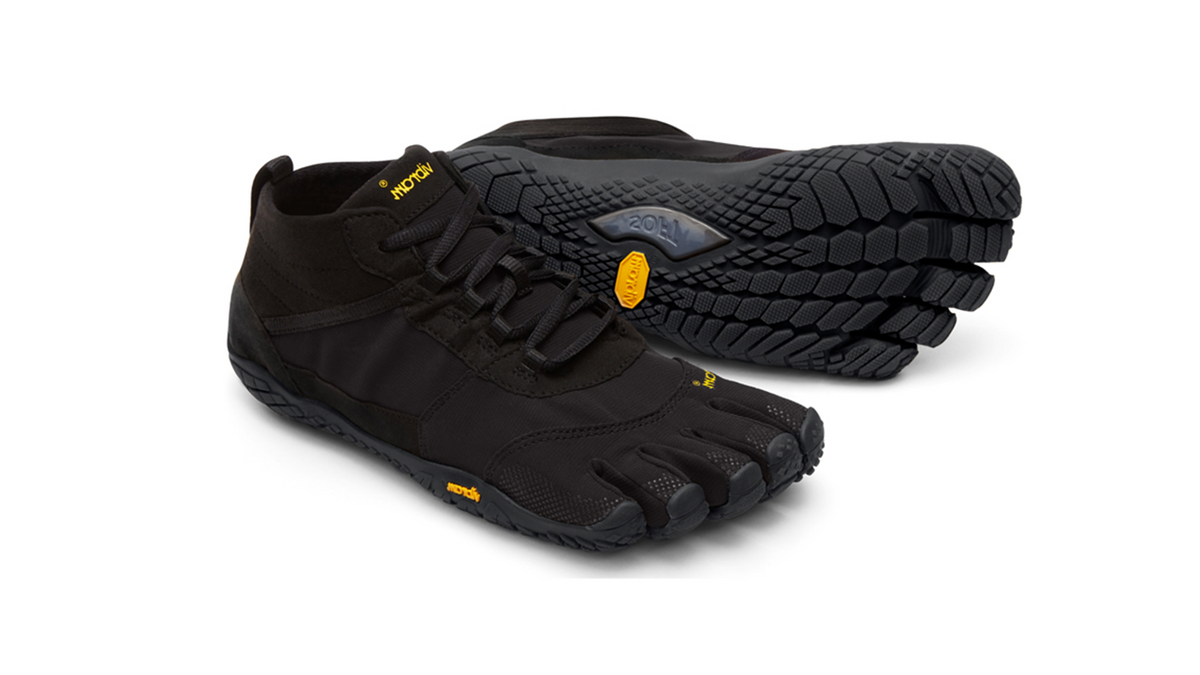 Barfußschuh für Erwachsene mit Schnürung, fünf einzelnen Zehenkammern und profilierter Sohle als Paar, schräge Vorderansicht