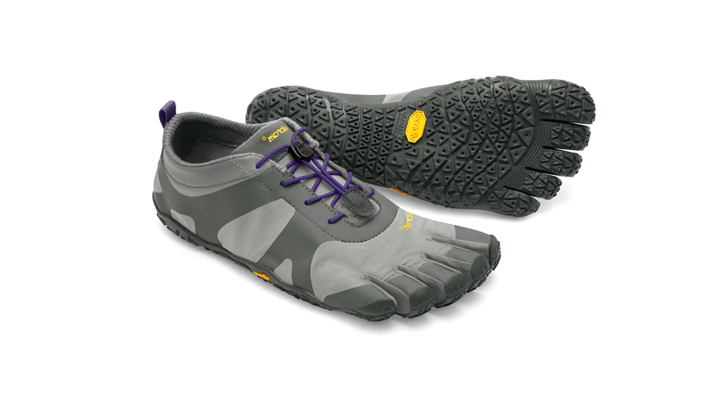 Barfußschuh für Erwachsene mit Schnürung, fünf einzelnen Zehenkammern und profilierter Sohle als Paar, schräge Vorderansicht