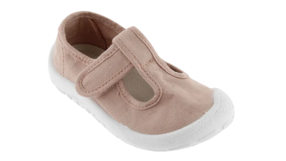 Barfußschuh für Kinder mit breiter Zehenbox, flexibler Sohle und Klettverschluss, geschlossener Zehenbereich, schräge Vorderansicht