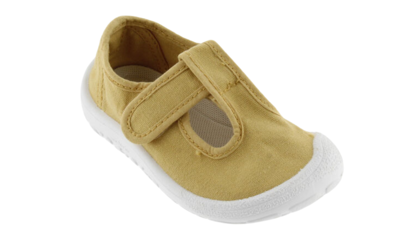 Barfußschuh für Kinder mit breiter Zehenbox, flexibler Sohle und Klettverschluss, geschlossener Zehenbereich, schräge Vorderansicht