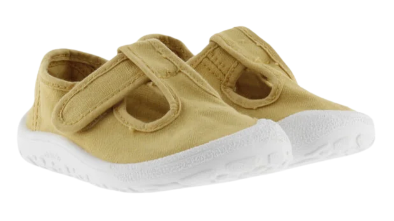 Barfußschuhe für Kinder mit breiter Zehenbox, flexibler Sohle und Klettverschluss, geschlossener Zehenbereich, schräge Vorderansicht