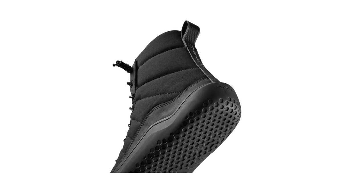 Barfußwinterstiefel, geschlossene Zehen und geschlossener Fersenbereich, Schnürung mit Ösen, profilierte Sohle, Detailansicht Fersenbereich mit Zuglasche