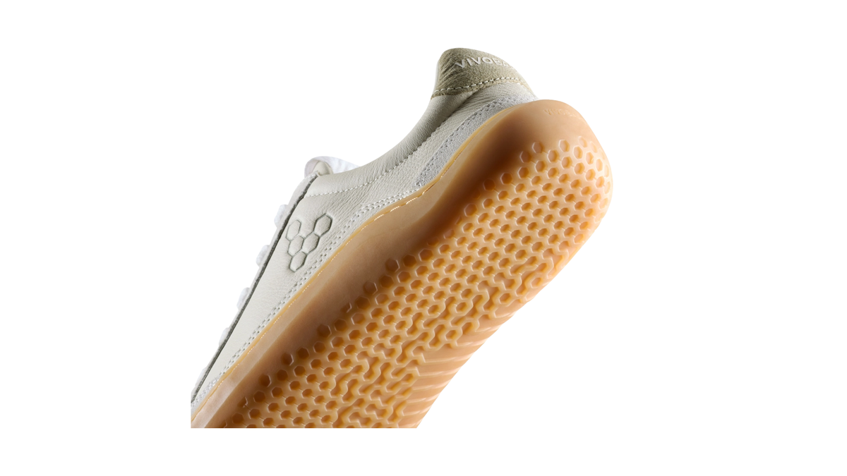 Barfußschuh, geschlossene Zehen und geschlossener Fersenbereich, Schnürung, flexible Sohle, Detailansicht Fersenbereich