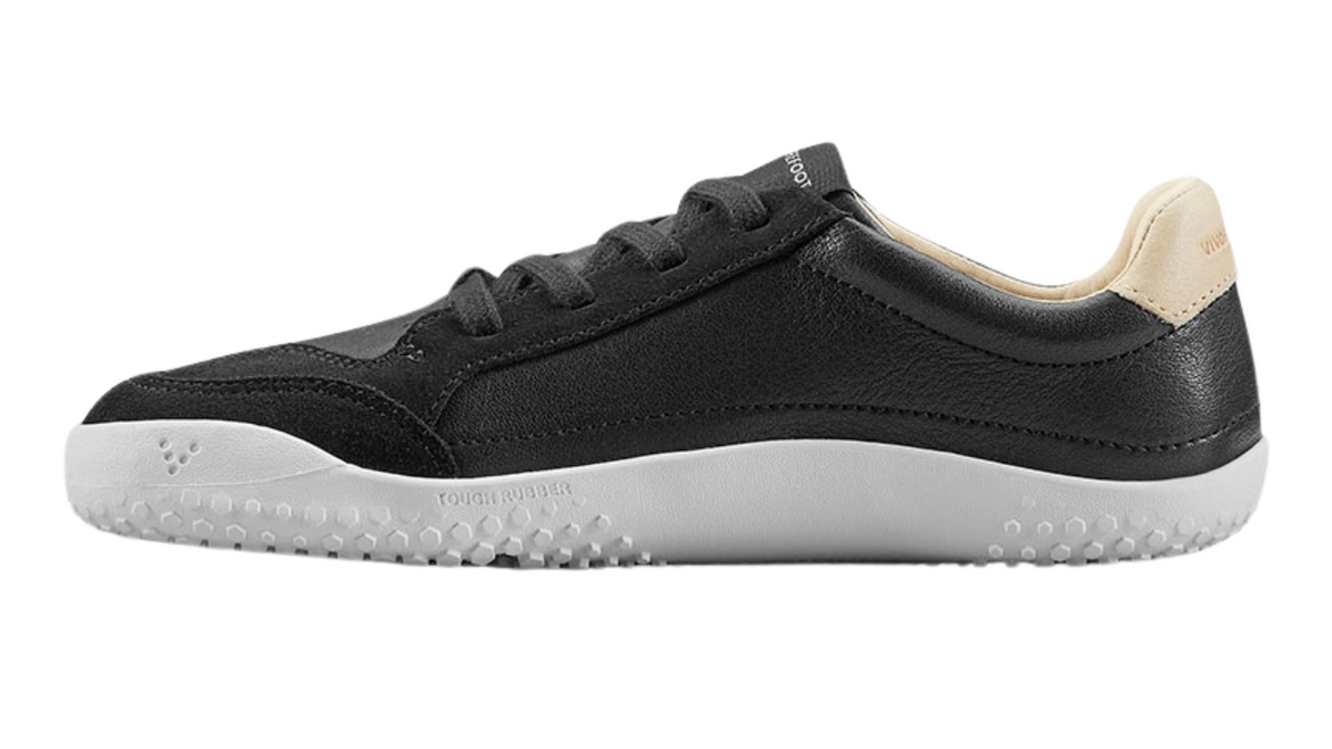 Barfußschuh mit Schnürung, breite Zehenbox, flexible Sohle, geschlossener Fersenbereich, Seitenansicht innen, einzelner Schuh