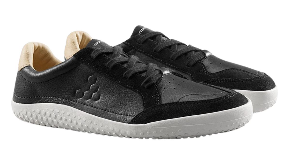 Barfußschuh mit Schnürung, breite Zehenbox, flexible Sohle, geschlossener Fersenbereich, schräge Vorderansicht als Paar
