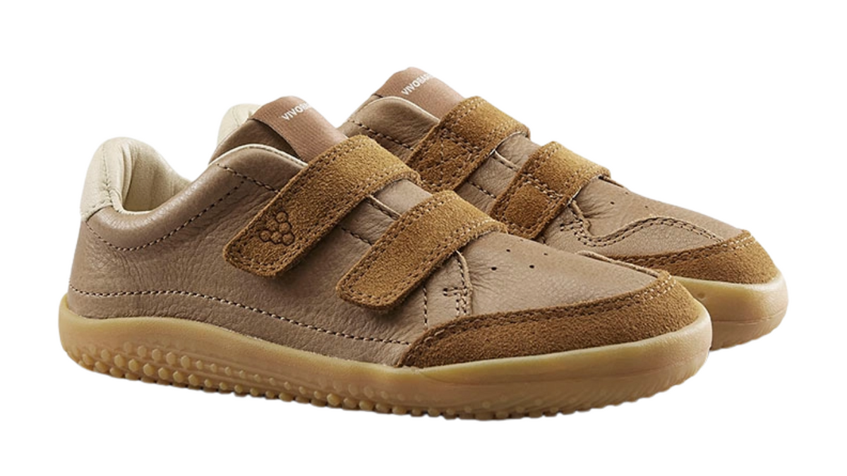 Barfußschuh für Kinder mit zwei Klettverschlüssen, breiter Zehenbox und geschlossenem Fersenbereich, schräge Vorderansicht als Paar