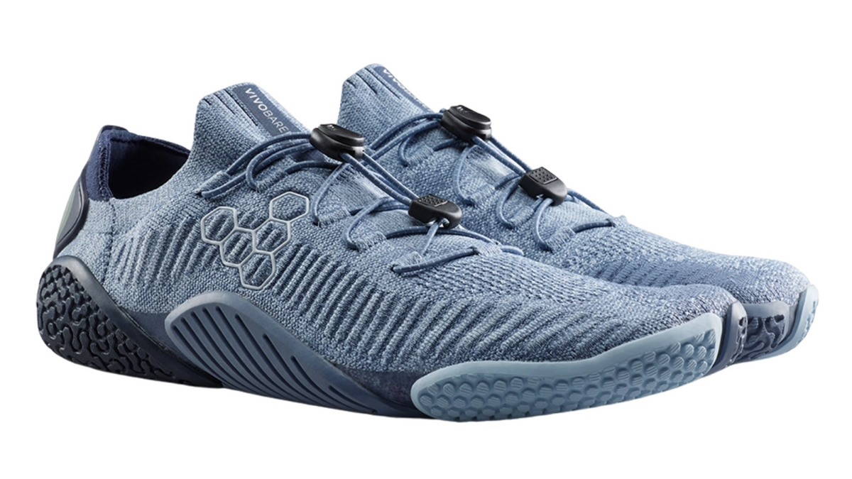 Barfußschuh für Erwachsene mit Schnürung, breiter Zehenbox und geschlossenem Fersenbereich, schräge Vorderansicht als Paar
