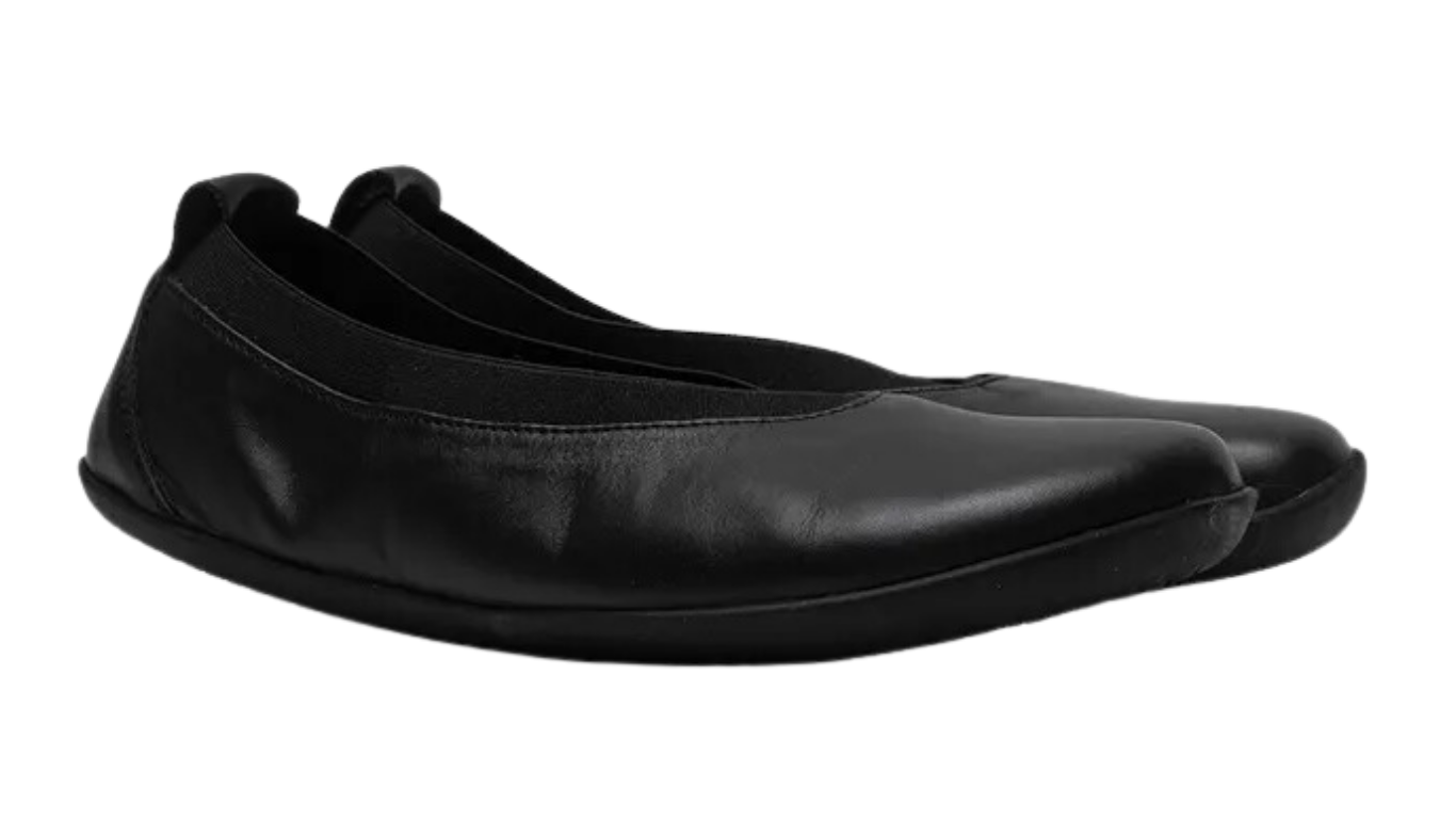 Barfußschuh für Erwachsene ohne Verschluss mit breiter Zehenbox und geschlossenem Fersenbereich, schräge Vorderansicht als Paar