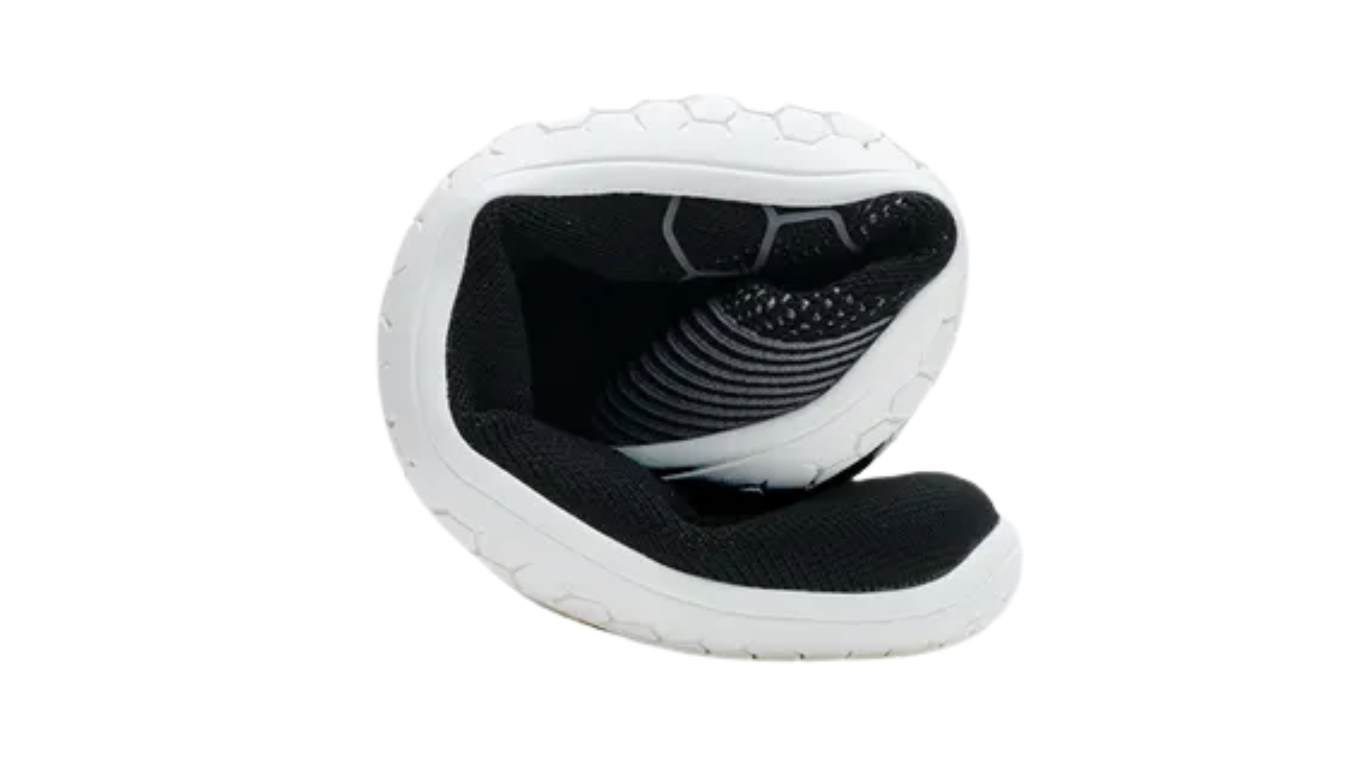 Barfußschuh, geschlossene Zehen und geschlossener Fersenbereich, Schnürung, flexible Sohle, Einzelschuh, zusammengerollt