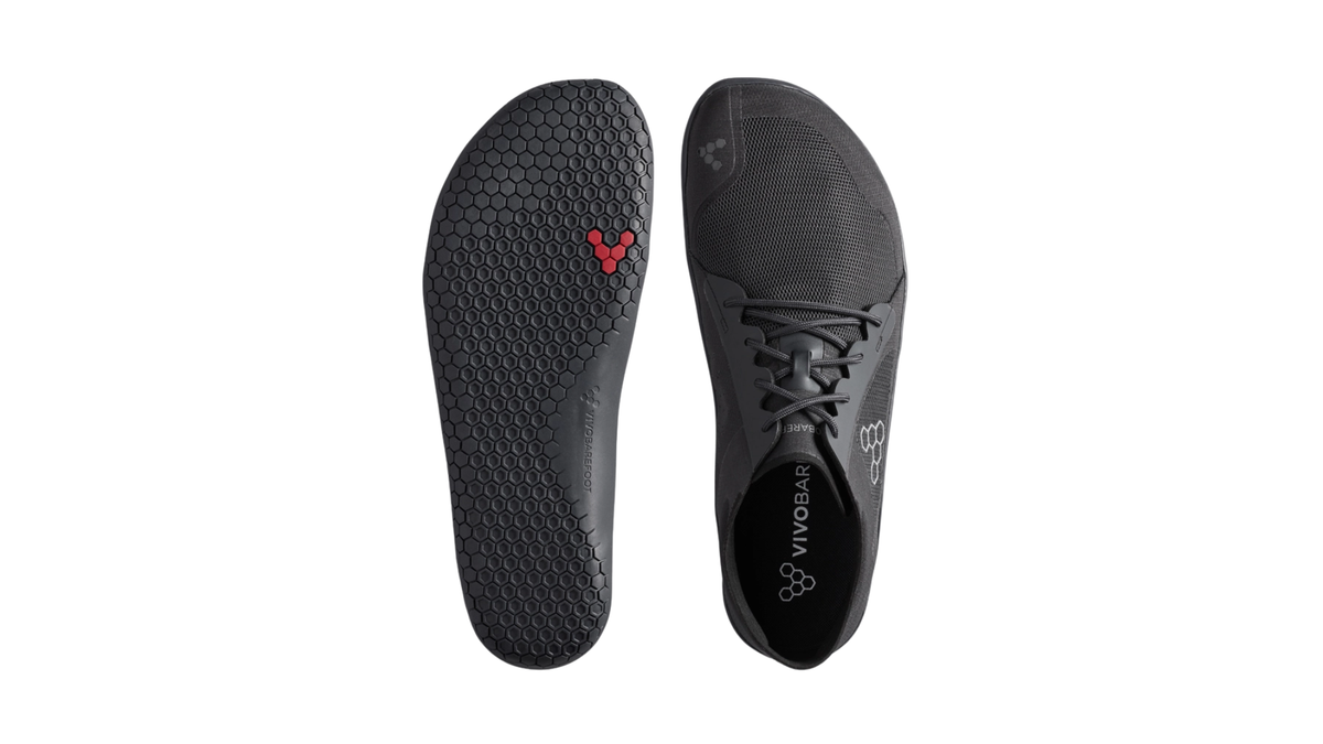 Barfußsneaker mit Schnürung, Mesh-Einsätzen und geschlossener Zehenpartie, Ansicht von unten und Draufsicht als Paar