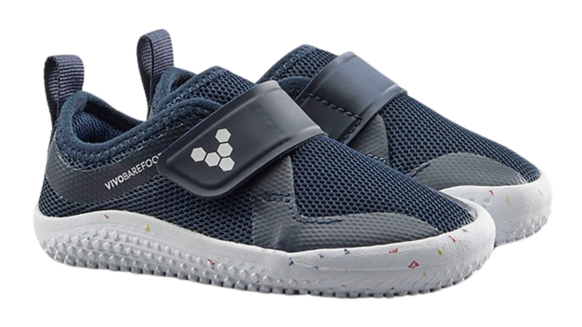 Barfußschuh für Kinder, geschlossene Zehen und geschlossener Fersenbereich, Klettverschluss, flexible Sohle, schräge Vorderansicht als Paar
