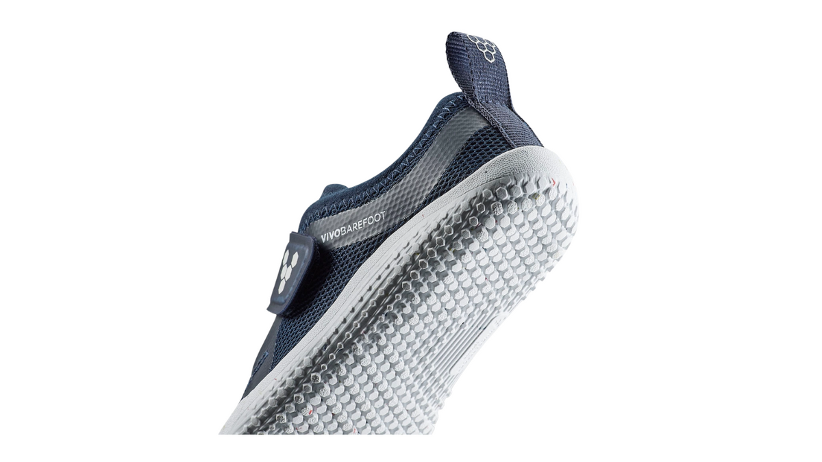 Barfußschuh für Kinder, geschlossene Zehen und geschlossener Fersenbereich, Klettverschluss, flexible Sohle, Einzelschuh, Detailansicht Fersenbereich