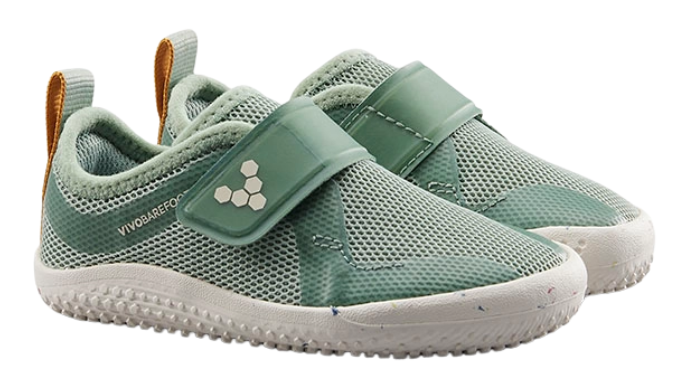 Barfußschuh für Kinder, geschlossene Zehen und geschlossener Fersenbereich, Klettverschluss, flexible Sohle, schräge Vorderansicht als Paar