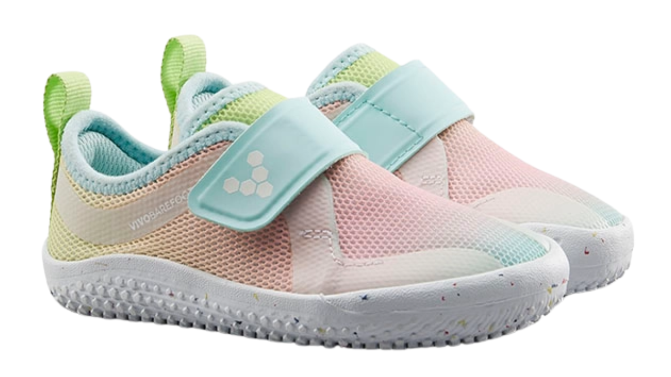 Barfußschuh für Kinder, geschlossene Zehen und geschlossener Fersenbereich, Klettverschluss, flexible Sohle, schräge Vorderansicht als Paar