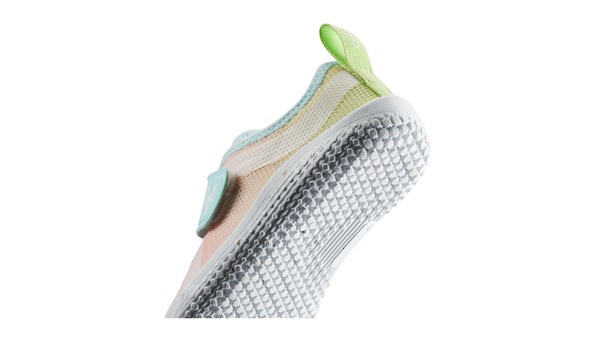 Barfußschuh für Kinder, geschlossene Zehen und geschlossener Fersenbereich, Klettverschluss, flexible Sohle, Einzelschuh, Detailansicht Zehenbereich