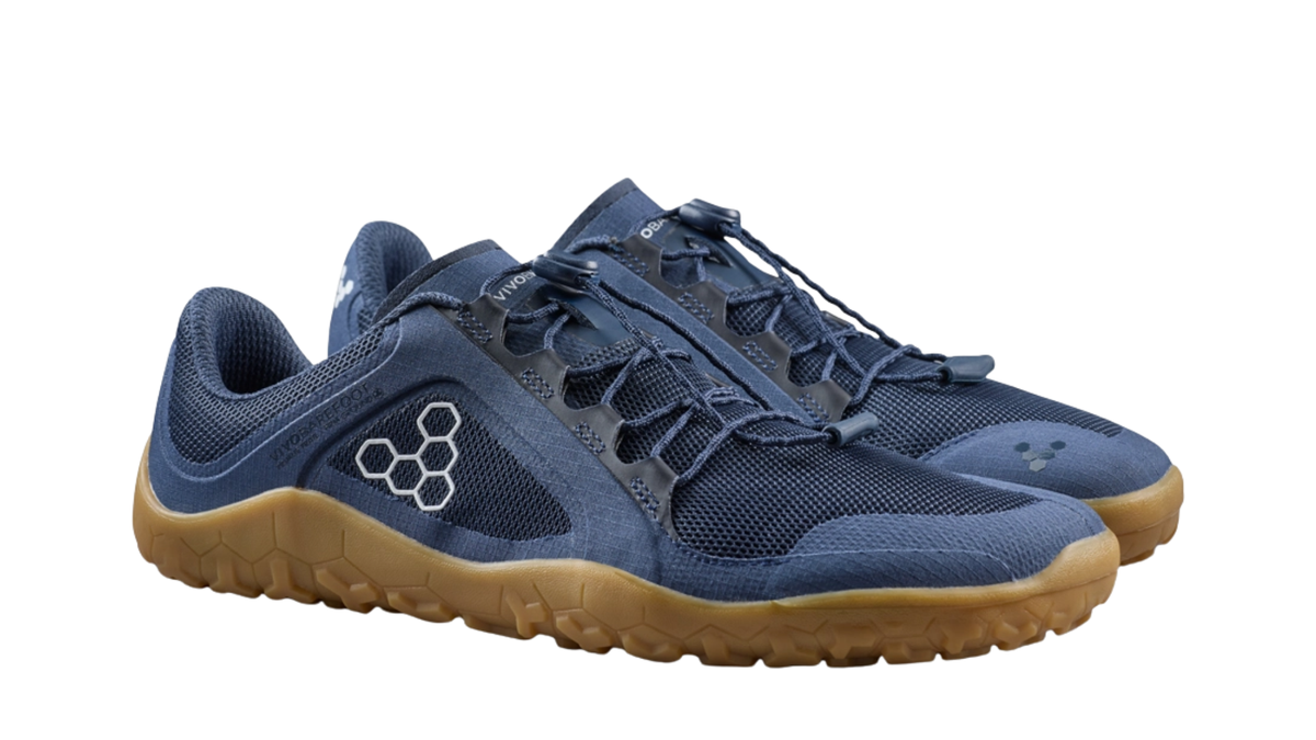 Barfußschuh, geschlossene Zehen und geschlossener Fersenbereich, Schnürung mit Schnellverschluss, profilierte Sohle, schräge Vorderansicht, Paar