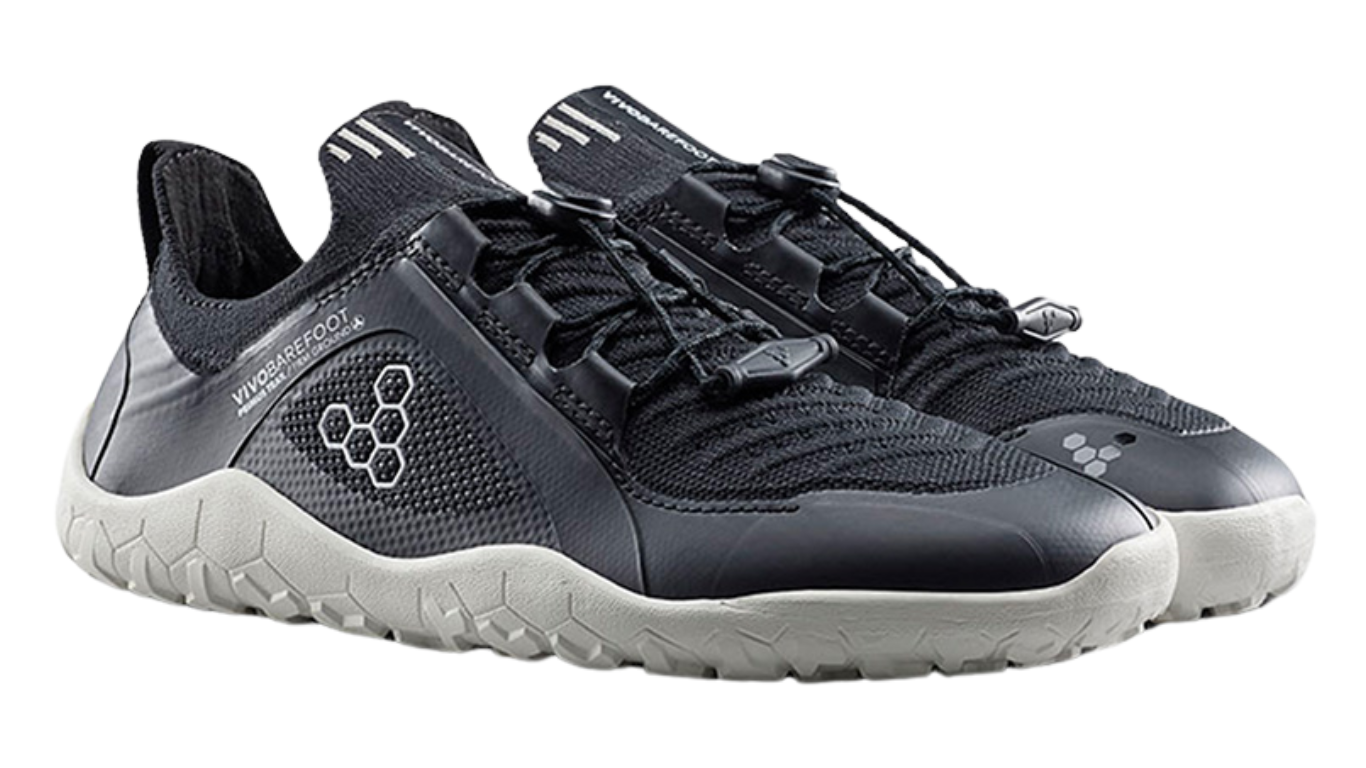 Barfußschuh mit Schnellverschluss, breite Zehenbox, flexible Sohle, geschlossener Fersenbereich, schräge Vorderansicht als Paar