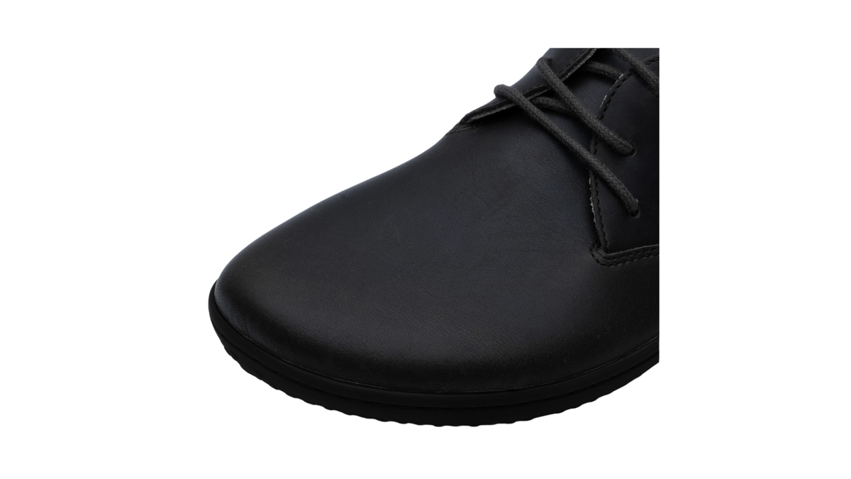 Barfußschuh mit Schnürung, geschlossener Zehenpartie und flacher Sohle, Detailansicht Zehenbereich