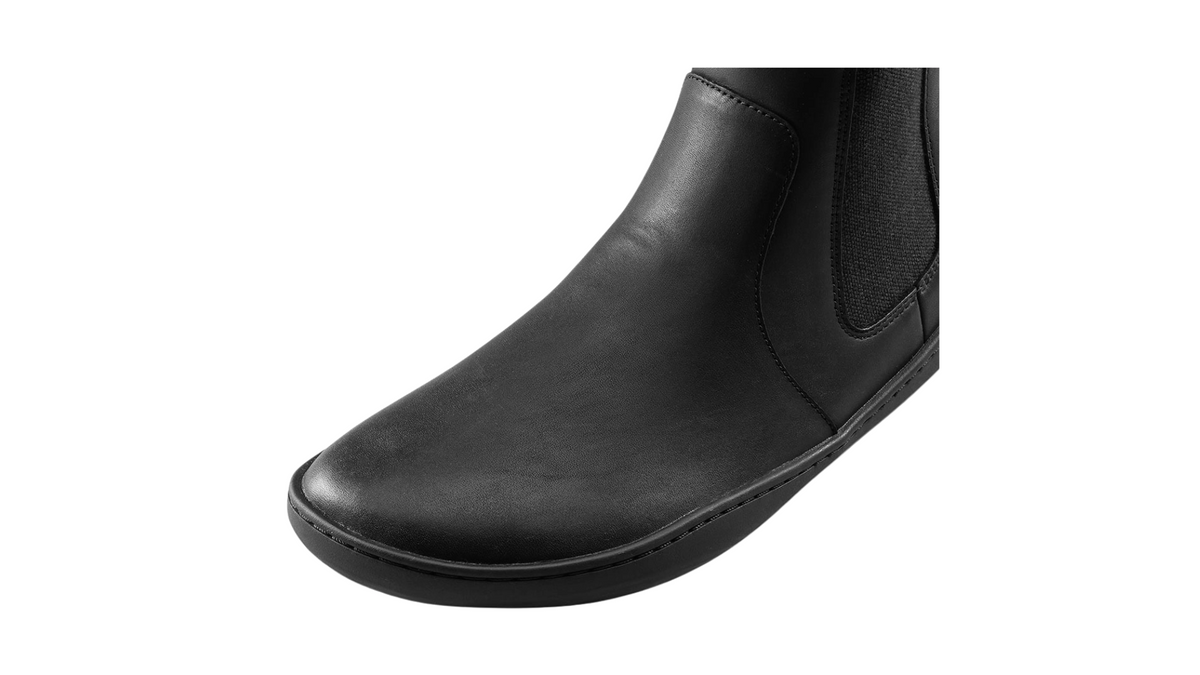 Chelsea-Barfußschuh für Erwachsene mit geschlossener Zehenpartie, Elastikeinsatz und flacher Sohle, schräge Vorderansicht