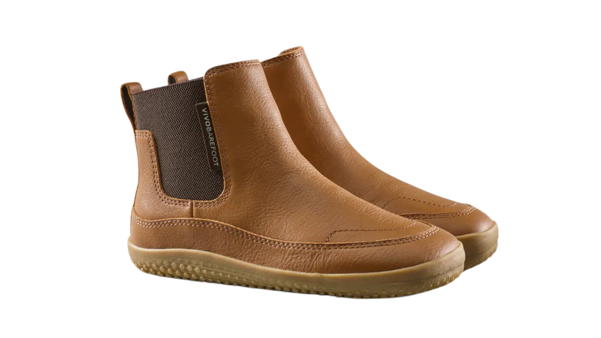 Kinder-Chelsea-Barfußstiefel als Paar mit breiter Zehenbox, elastischen Seiteneinsätzen und geschlossenen Zehen, schräge Vorderansicht
