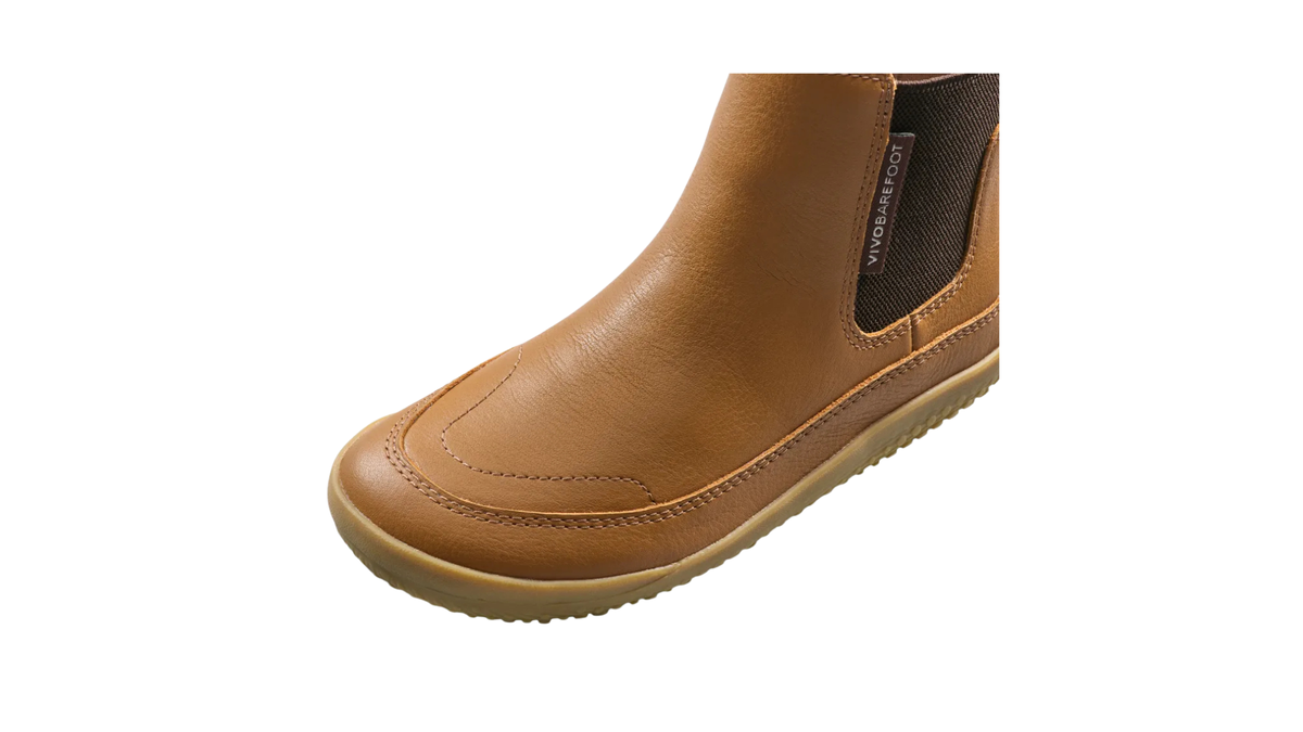 Kinder-Chelsea-Barfußstiefel mit breiter Zehenbox, elastischem Seiteneinsatz und geschlossenen Zehen, schräge Vorderansicht