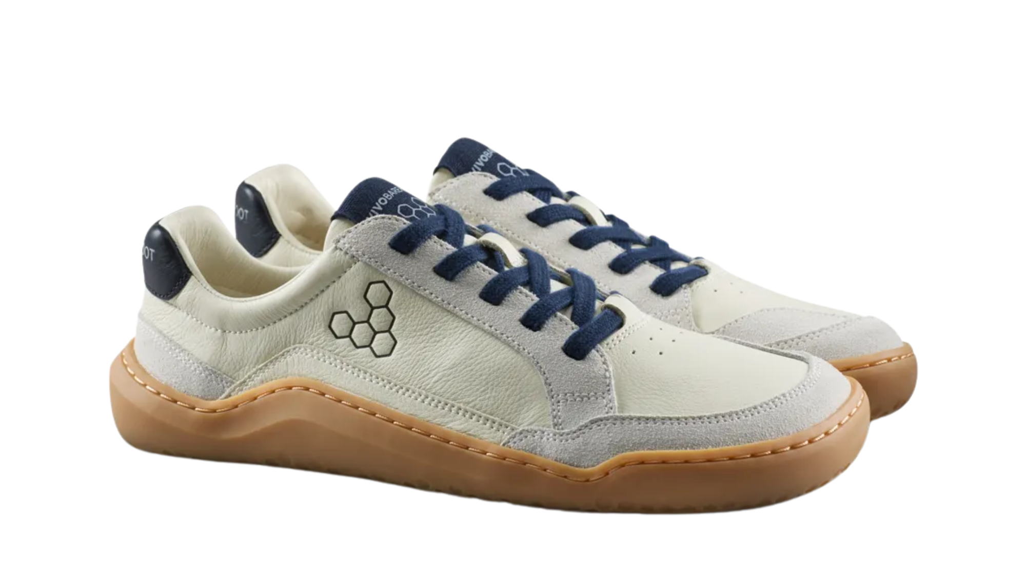 Barfußledersneaker für Erwachsene als Paar mit Schnürung, breiter Zehenbox und flexibler Sohle, schräge Vorderansicht