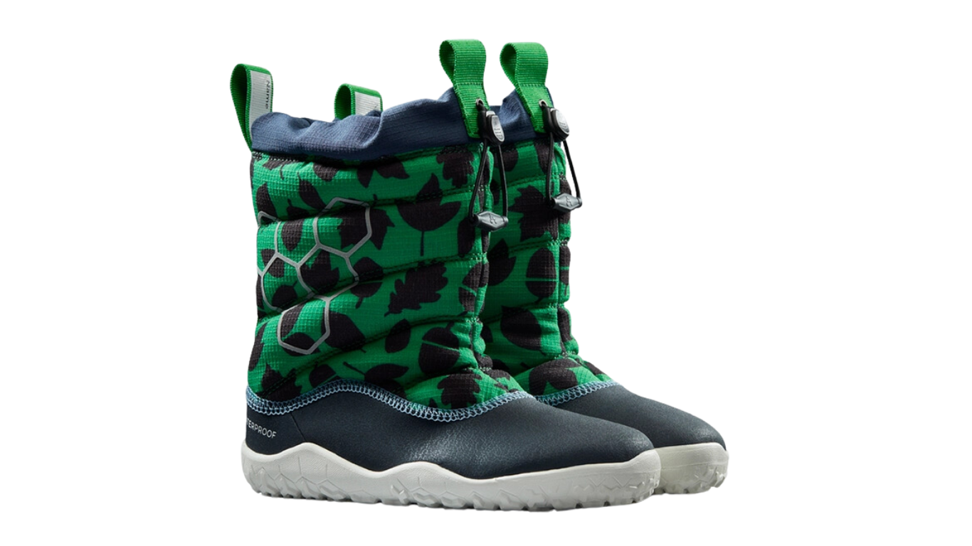 Barfußwinterstiefel für Kinder ohne Verschluss mit breiter Zehenbox und geschlossenem Schaft, schräge Vorderansicht als Paar