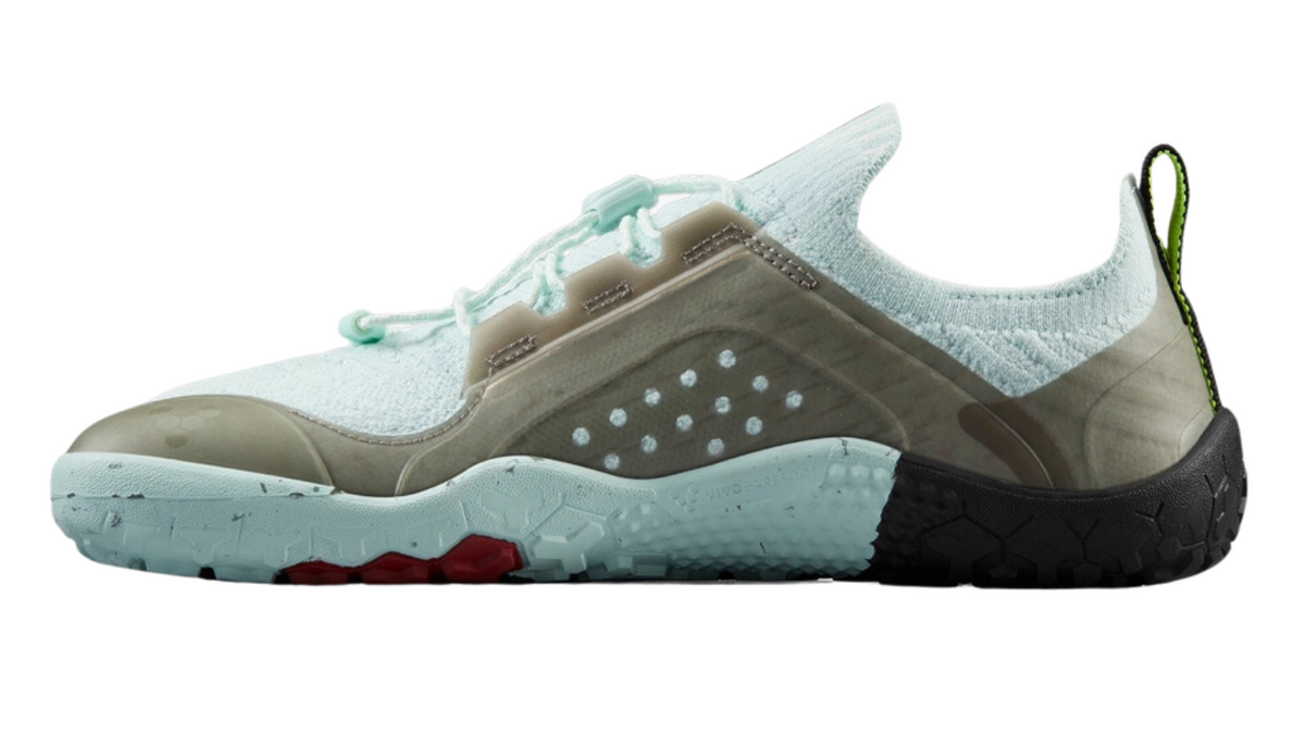 Barfußschuh mit Schnürung, breite Zehenbox, flexible Sohle, geschlossener Fersenbereich, Seitenansicht innen, einzelner Schuh