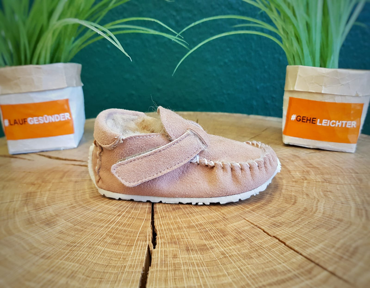 Gefütterter Lauflerner für Kinder als einzelner Schuh, breite Zehenbox, geschlossene Zehen, geschlossener Fersenbereich, Klettverschluss, Seitenansicht außen.
