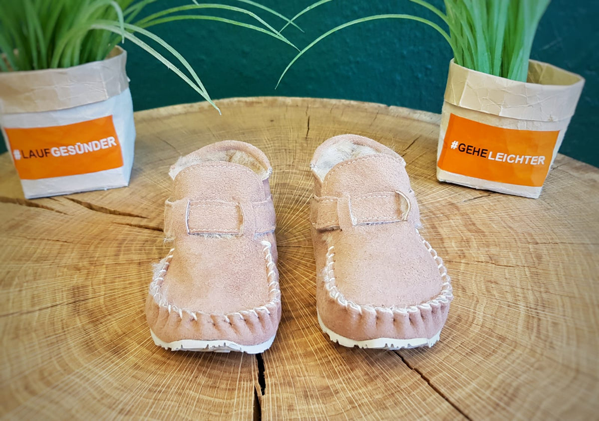 Gefütterter Lauflerner für Kinder als Paar, breite Zehenbox, geschlossene Zehen, geschlossener Fersenbereich, Klettverschluss, Ansicht von schräg oben.