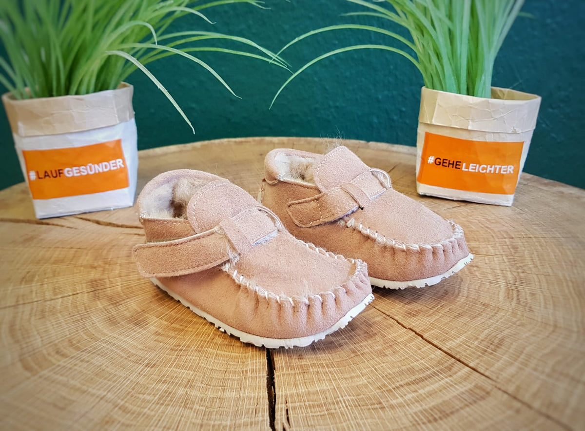Gefütterter Lauflerner für Kinder als Paar, breite Zehenbox, geschlossene Zehen, geschlossener Fersenbereich, Klettverschluss, schräge Vorderansicht.