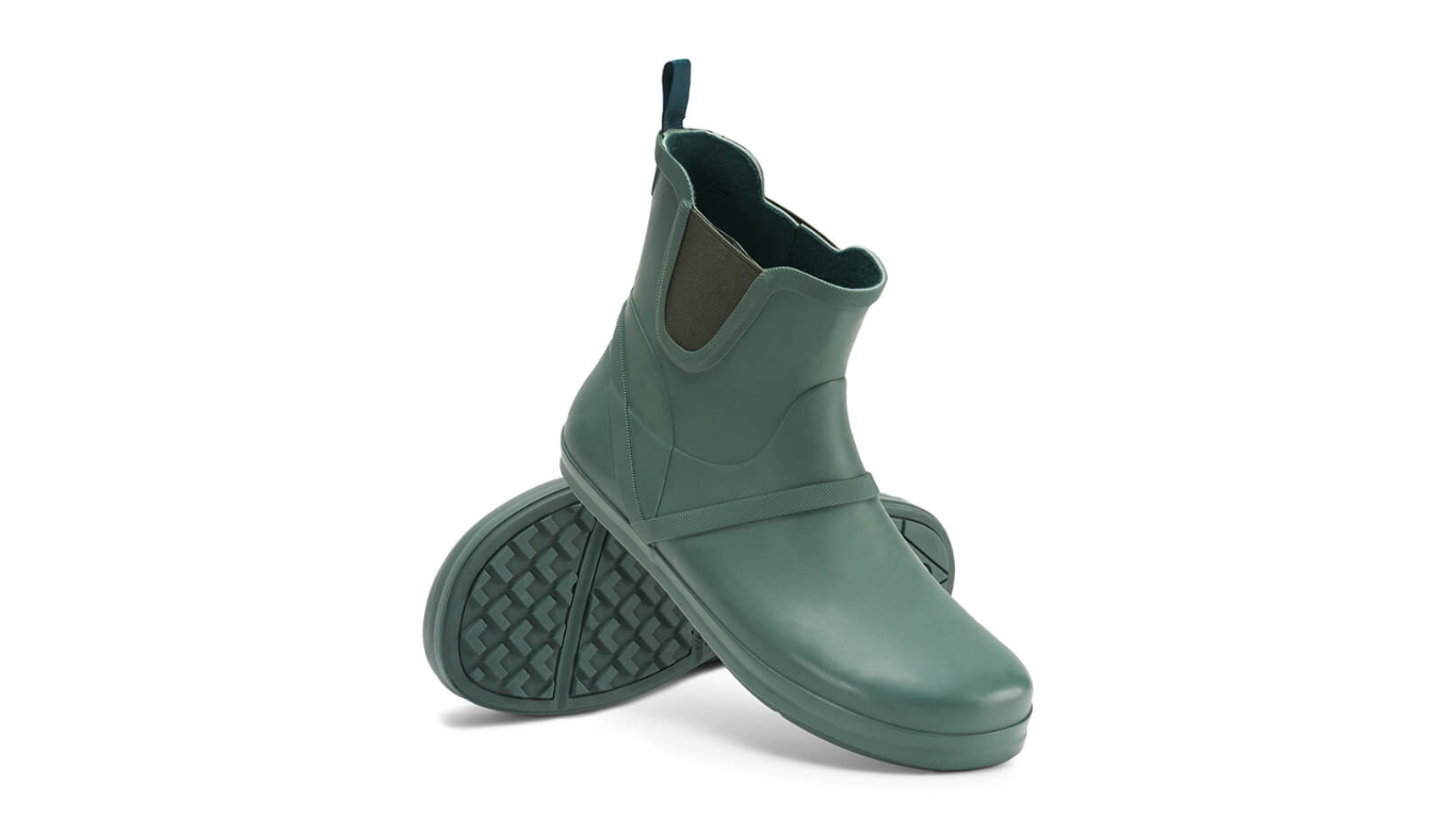 Barfußstiefel mit elastischem Einstieg, breite Zehenbox, flexible Sohle, geschlossener Schaft, geschlossener Fersenbereich, schräge Vorderansicht und Ansicht von unten