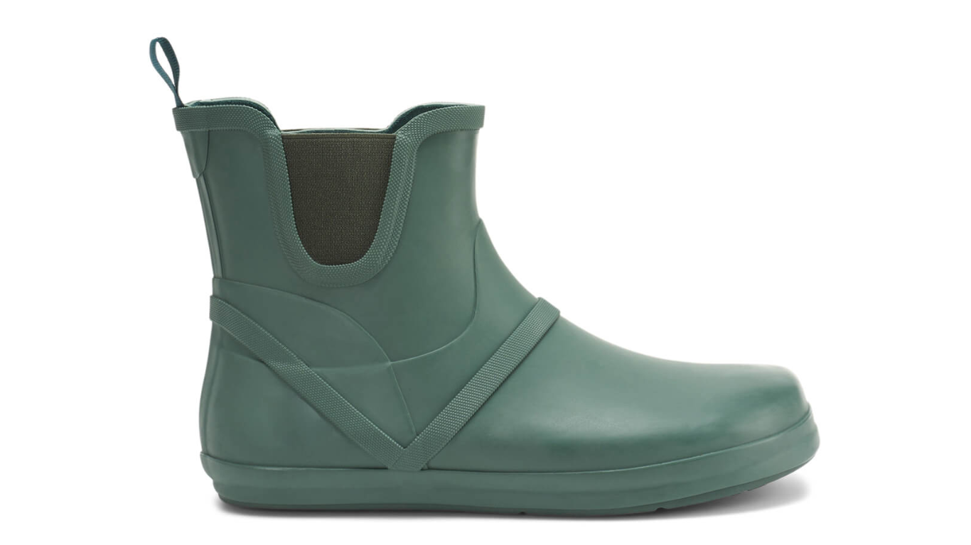 Barfußstiefel mit elastischem Einstieg, breite Zehenbox, flexible Sohle, geschlossener Schaft, geschlossener Fersenbereich, Seitenansicht außen, einzelner Schuh