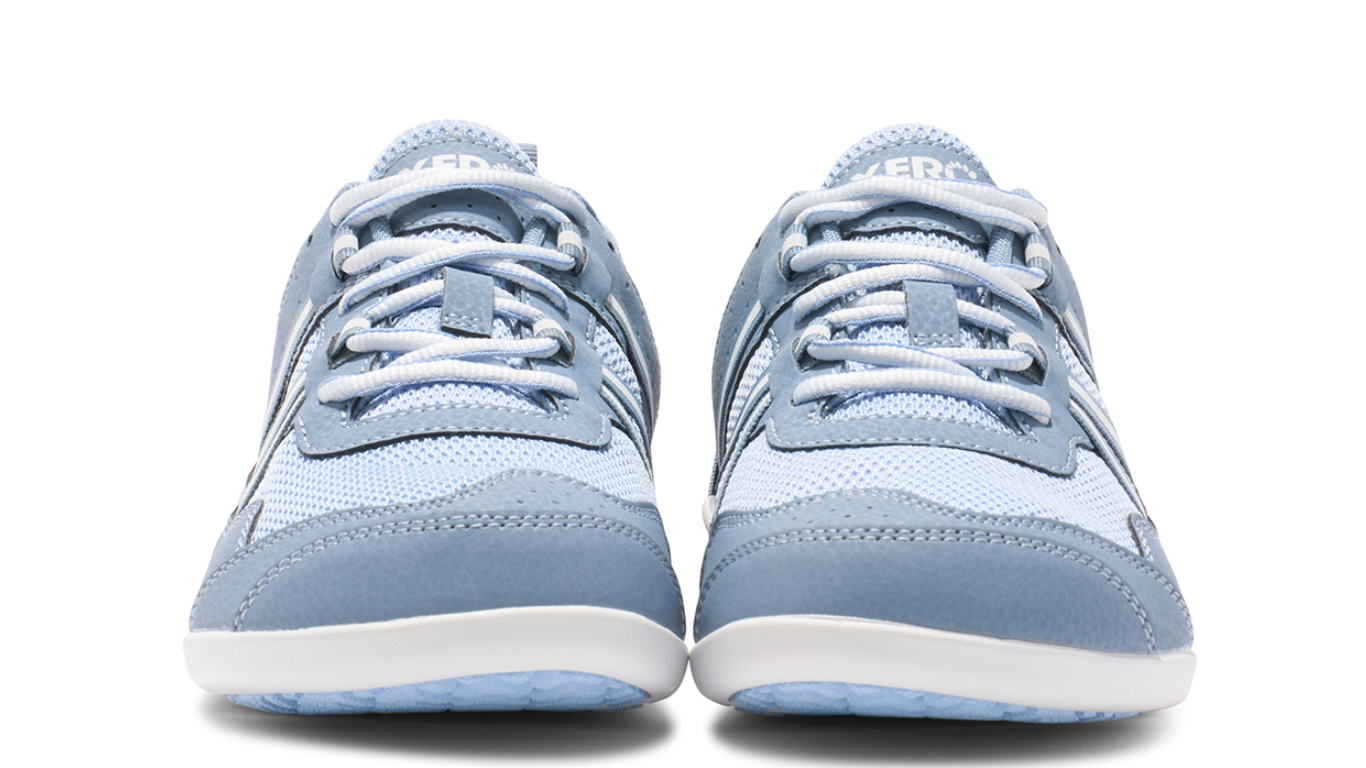 Barfußschuh mit Schnürung, breite Zehenbox, flexible Sohle, geschlossener Fersenbereich, Vorderansicht als Paar