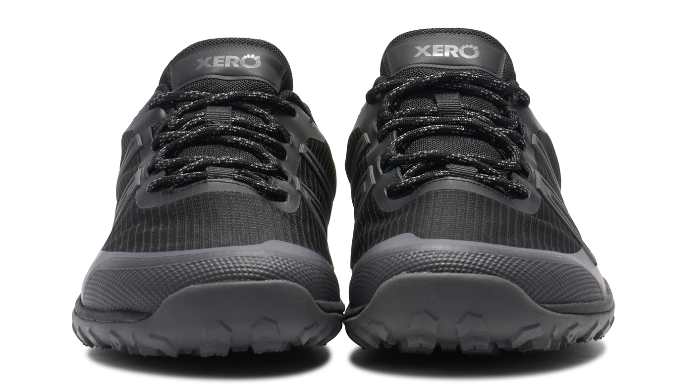 Xeroshoes Scrambler Trail Low WP Men in Black Asphalt mit wasserfestem Obermaterial und breiter Zehenbox, Frontansicht.