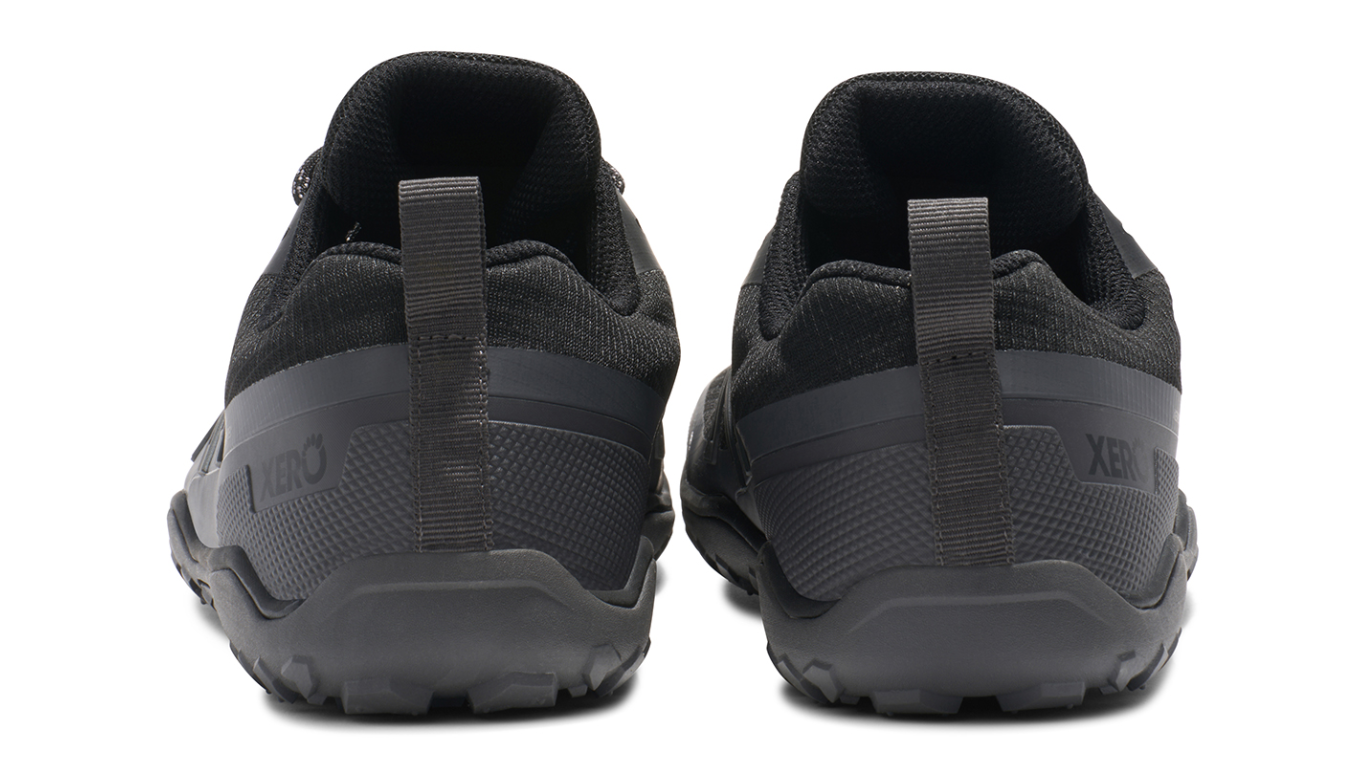 Xeroshoes Scrambler Trail Low WP Men in Black Asphalt mit Mesh, Schutzrand und Trailprofil, von hinten.