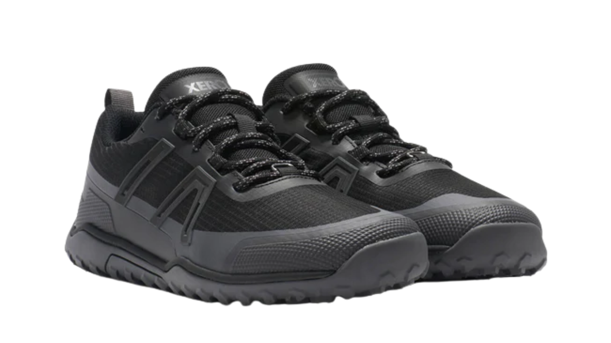 Barfußschuh als Paar, geschlossene Zehen und geschlossener Fersenbereich, Schnürung, profilierte Sohle, schräge Vorderansicht