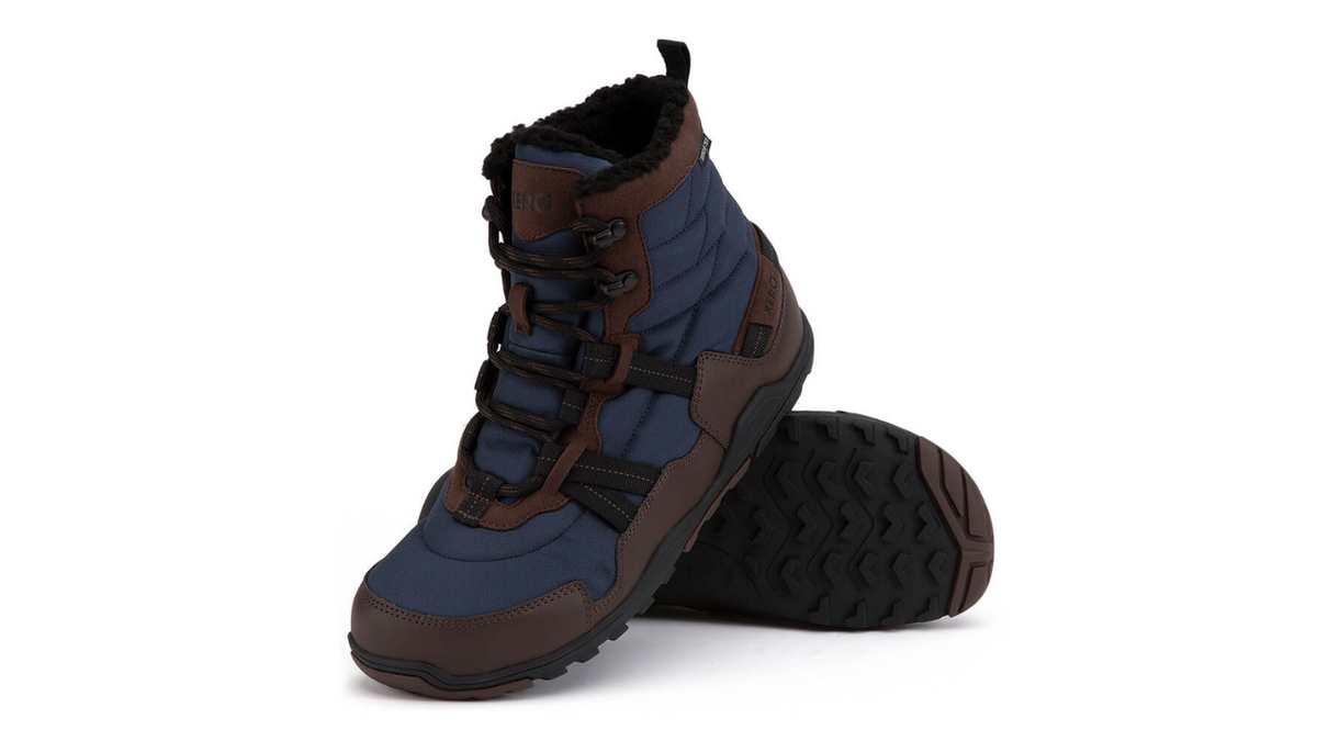 Barfußwinterstiefel, geschlossene Zehen und geschlossener Fersenbereich, Schnürung mit Ösen, profilierte Sohle, Paar, schräge Vorderansicht und Ansicht von unten