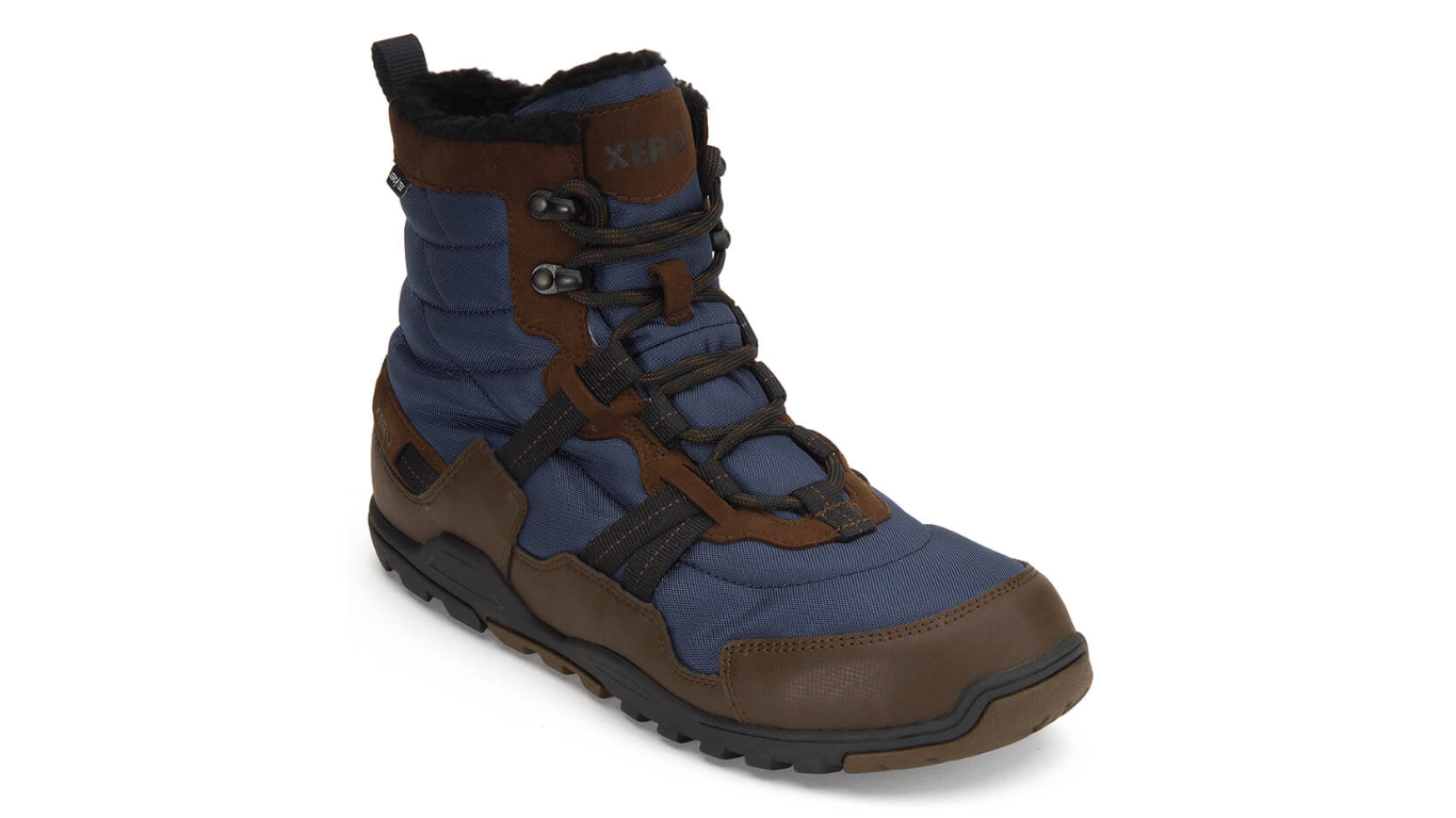 Barfußwinterstiefel, geschlossene Zehen und geschlossener Fersenbereich, Schnürung mit Ösen, profilierte Sohle, schräge Vorderansicht