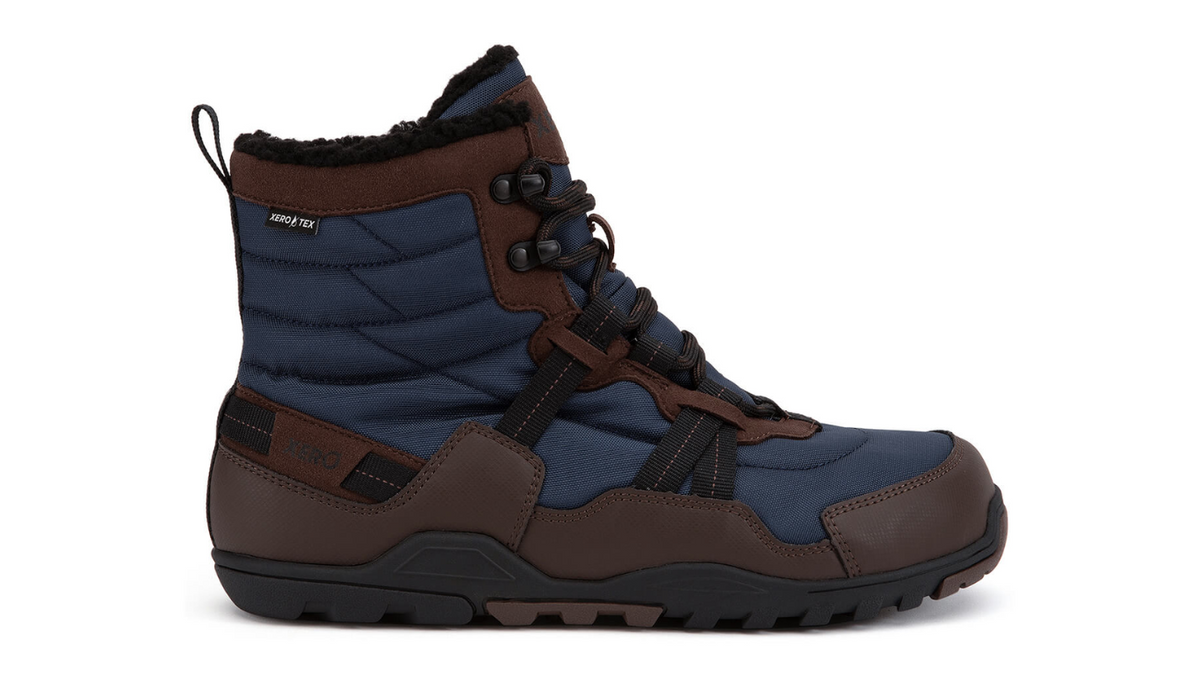 Barfußwinterstiefel, geschlossene Zehen und geschlossener Fersenbereich, Schnürung mit Ösen, profilierte Sohle, Einzelschuh, Seitenansicht außen