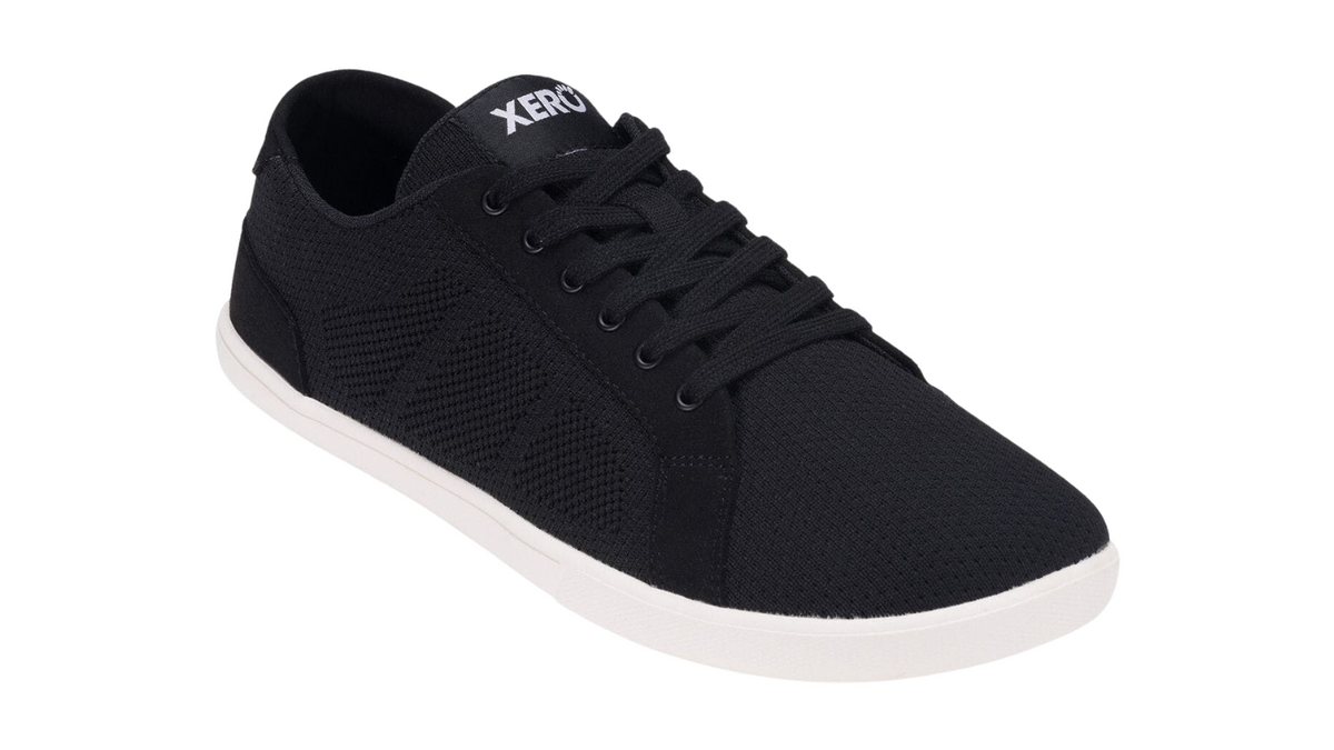 Barfußschuh mit Schnürung, breite Zehenbox, flexible Sohle, geschlossener Fersenbereich, schräge Vorderansicht