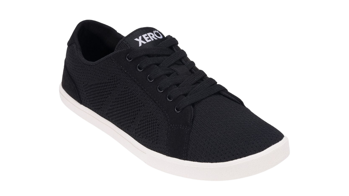 Barfußschuh mit Schnürung, breite Zehenbox, flexible Sohle, geschlossener Fersenbereich, schräge Vorderansicht