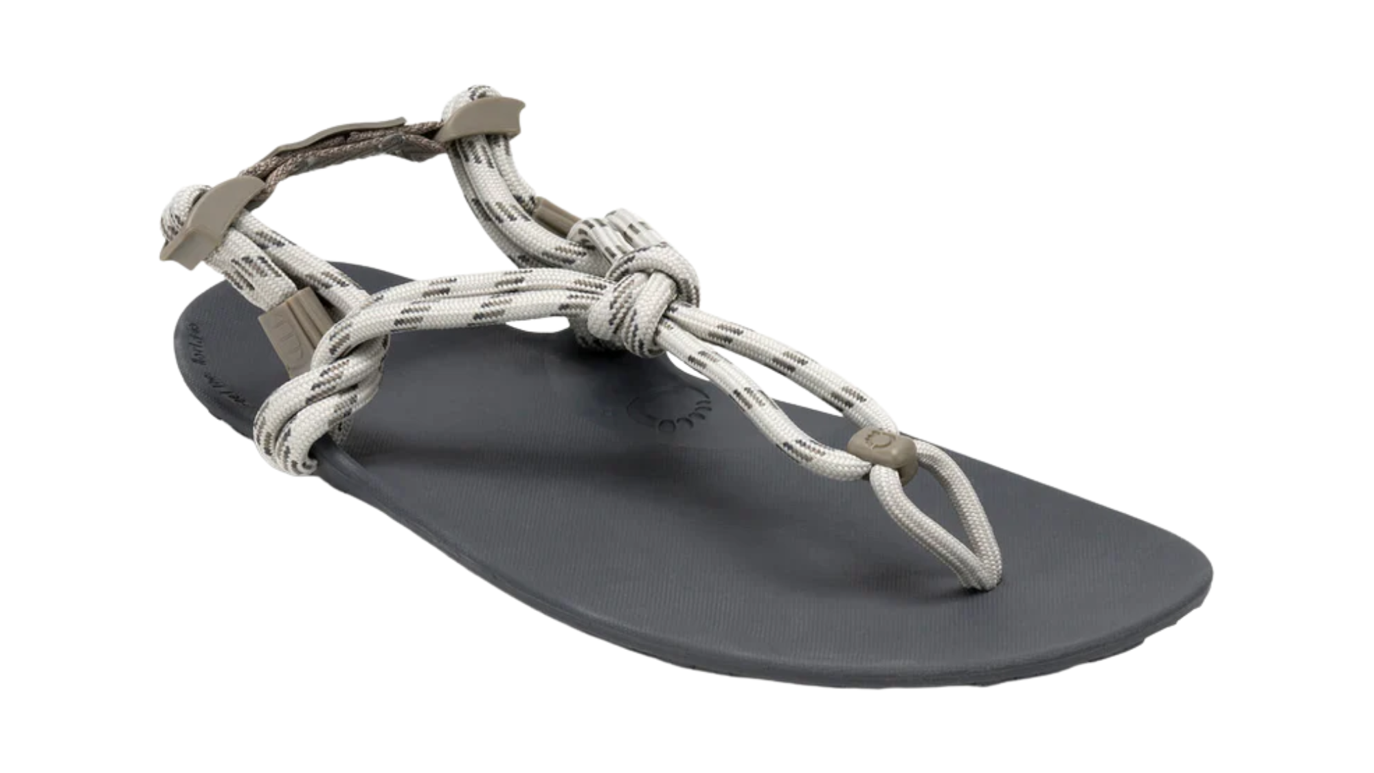 Herren-Barfußsandale mit breiter Zehenbox, offenem Zehenbereich, offenem Fersenbereich, Riemenkonstruktion mit Schnallenverschluss, flacher flexibler Sohle, schräge Vorderansicht.