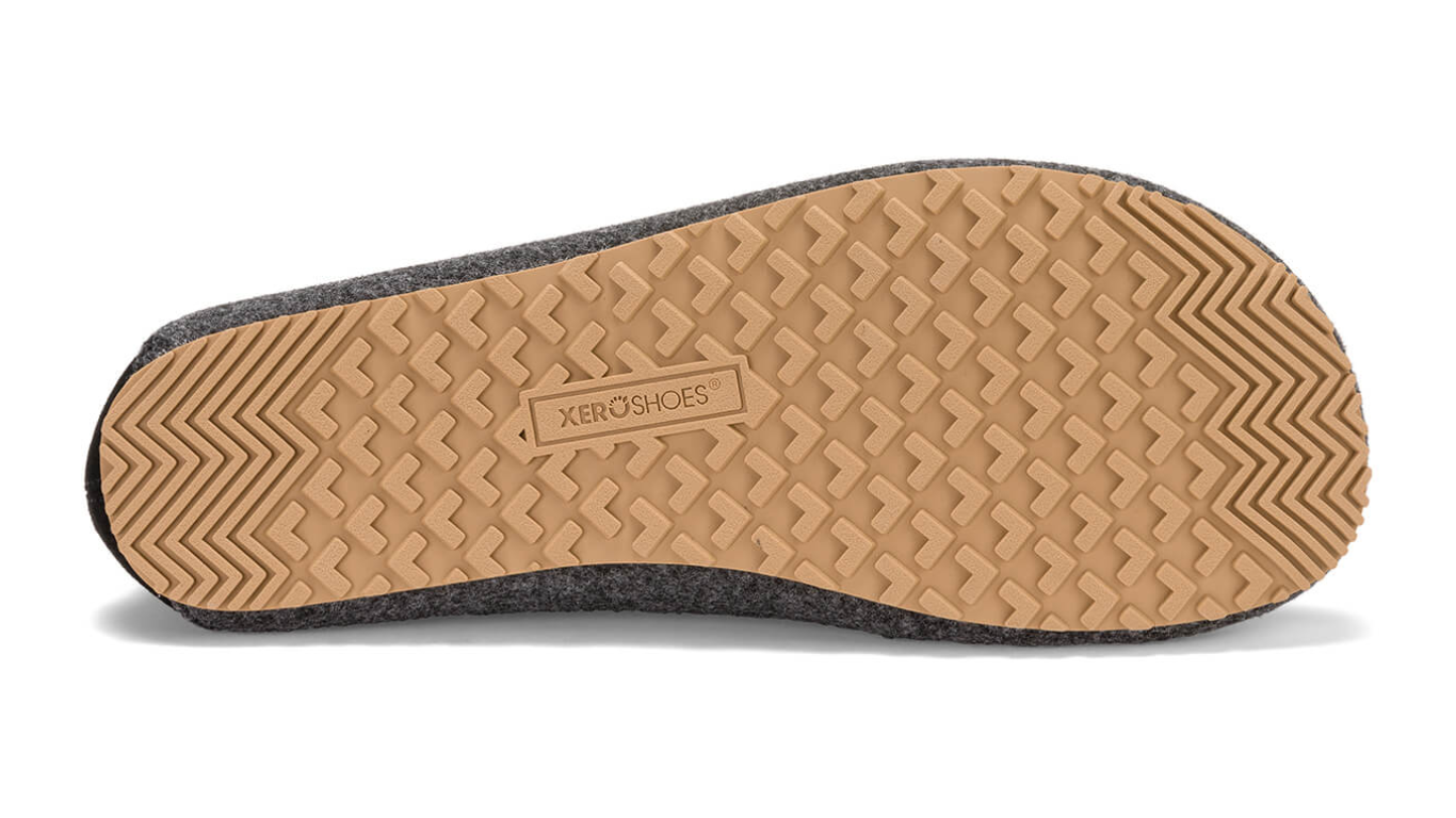 Barfußhausschuh, geschlossene Zehen und geschlossener Fersenbereich, elastischer Einstieg ohne Verschluss, flexible Sohle, einzelner Schuh, Ansicht von unten