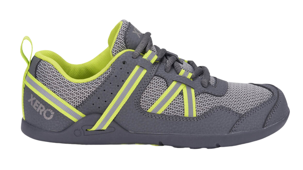 Barfußturnschuh für Kinder als einzelner Schuh, breite Zehenbox, geschlossene Zehen, geschlossener Fersenbereich, Schnürung, Seitenansicht außen.