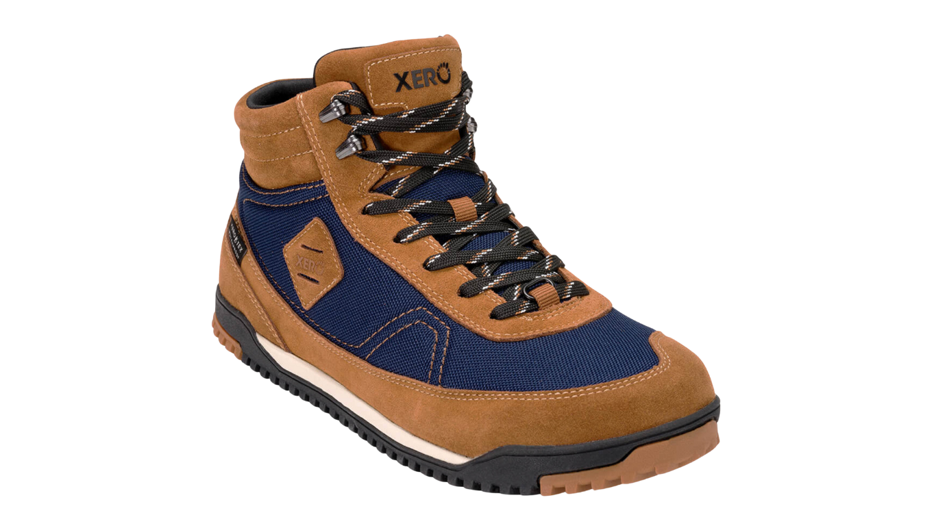 Knöchelhoher Barfußwanderschuh für Erwachsene als einzelner Schuh, breite Zehenbox, geschlossene Zehen, geschlossener Fersenbereich, Schnürung, schräge Vorderansicht.