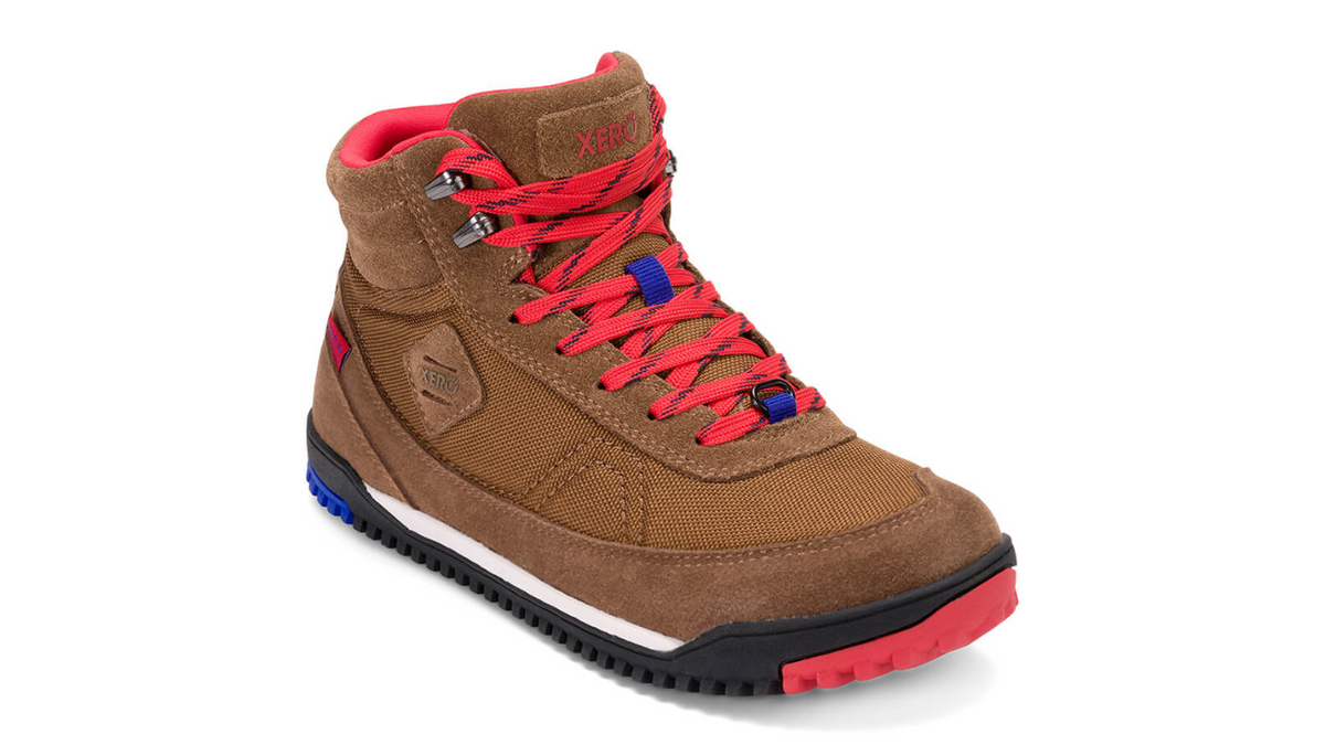 Barfußwanderstiefel, geschlossene Zehen und geschlossener Fersenbereich, Schnürung mit Ösen, profilierte Sohle, schräge Vorderansicht, einzelner Schuh